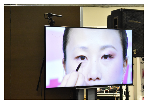 左半分のメイクは『大人ナチュ盛りメイク』